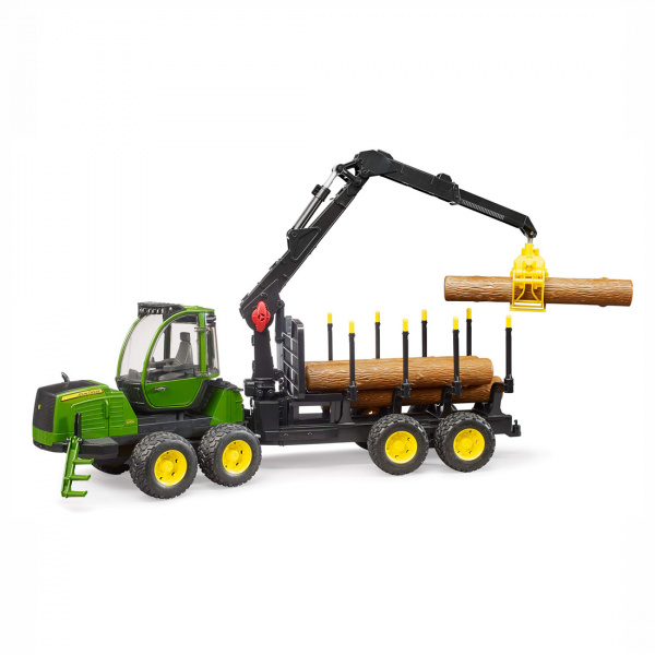 John Deere 1210E с прицепом с манипулятором и брёвнами
